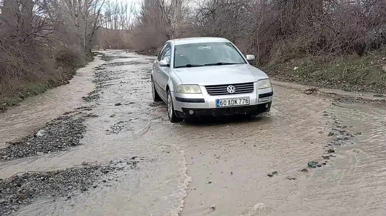 Tokat'ta karlar eridi, köy yolları sular altında kaldı