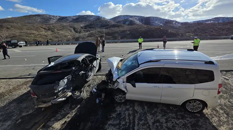 Bingöl’de feci kaza : Otomobil ile hafif ticari araç çarpıştı, 1 ölü 4 yaralı