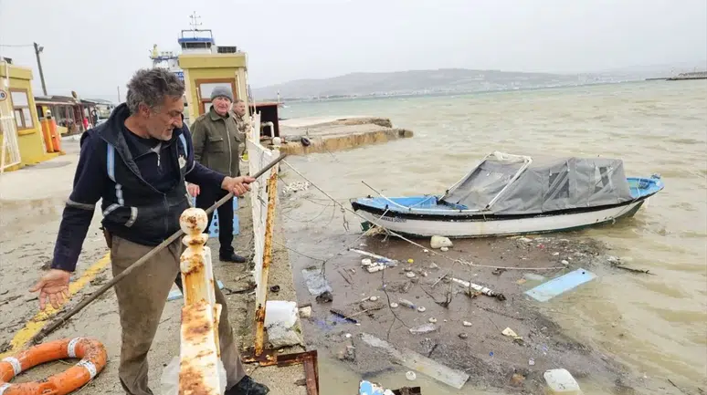 Çanakkale'de fırtına hayatı felç etti : Tekneler kıyıya vurdu, yollar su doldu