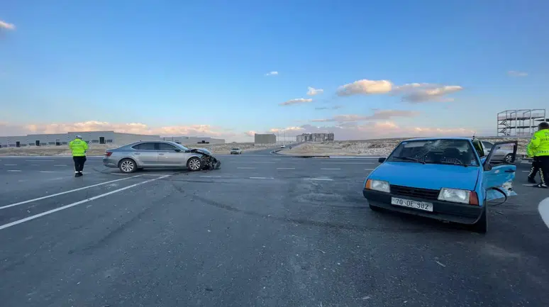 Karaman'da iki otomobil çarpıştı : Sürücüler yaralandı