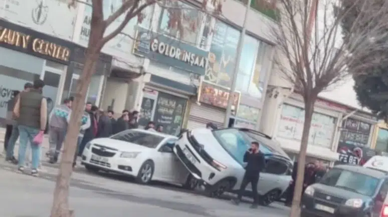 Mardin'de kaza : Araç kadın öğretmene çarptı