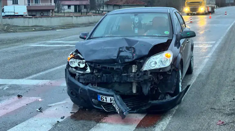 Erzincan’da iki araç kavşakta çarpıştı : 2 yaralı