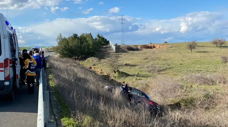 İpsala'da otomobil tarlaya uçtu : 1'i çocuk 3 kişi yaralandı