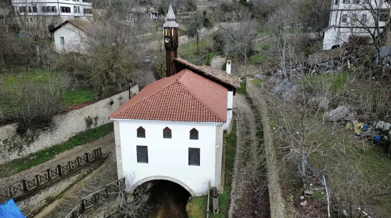 Safranbolu’da altından dere geçen tarihi Lütfiye Camisi turistlerin ilgi odağı