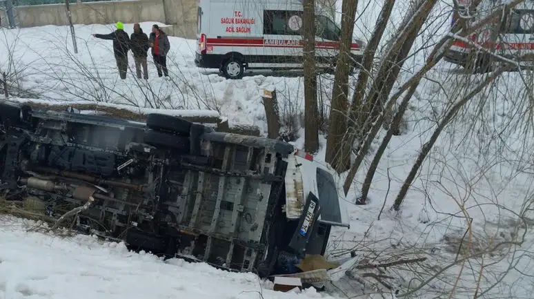 Muş'ta işçi servisi şarampole devrildi : 6 kişi yaralandı