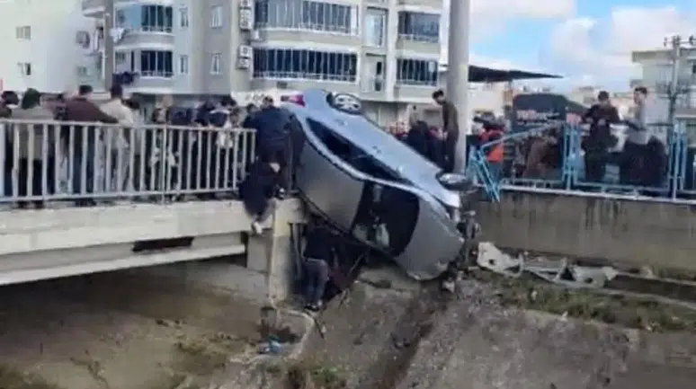 Mersin'de yürekler ağza geldi : Otomobil köprüde asılı kaldı