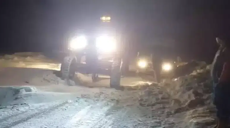 Tipi nedeniyle yolda mahsur kalan 30 kişi kurtarıldı : Ağrı'da okullar tatil mi ?