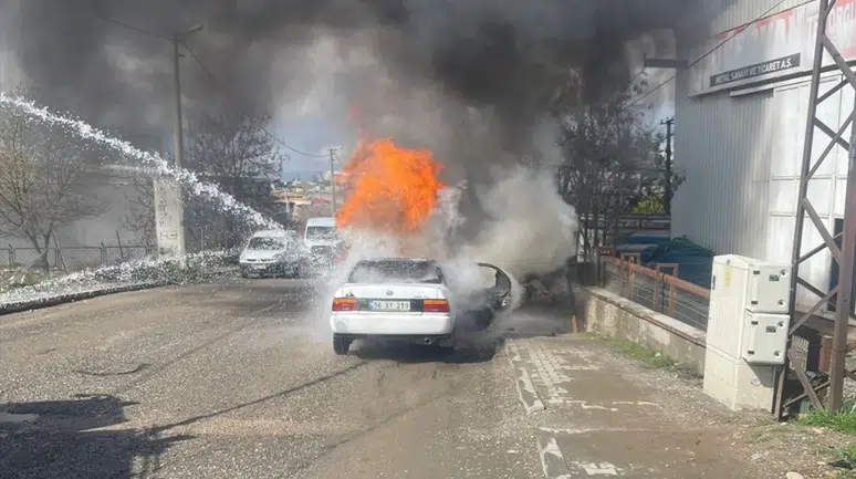 Siirt'te seyir halindeki otomobil alev alev yandı