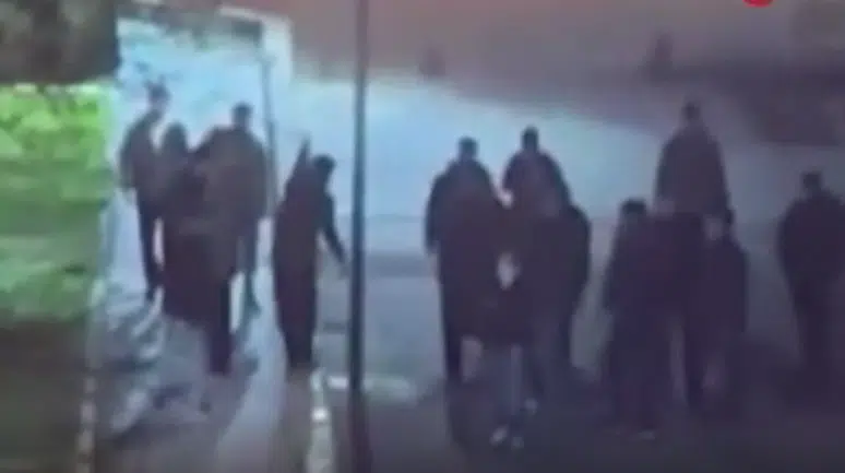 Beyoğlu’nda iki grup tekme tokat kavga etti : O anlar kamerada