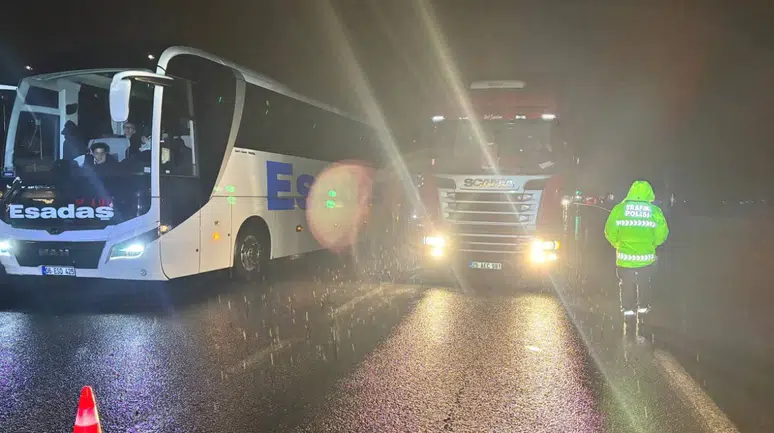 Erzincan'da sağanak etkisi : Ulaşım durdu