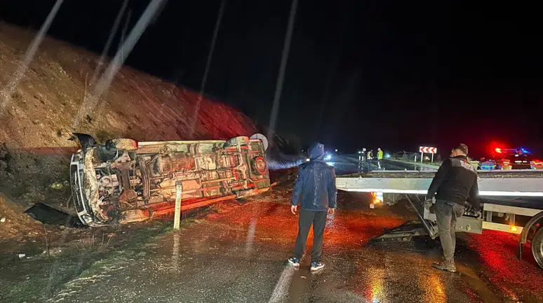 Uşak'ta işçi servisi şarampole devrildi : 17 kişi yaralandı