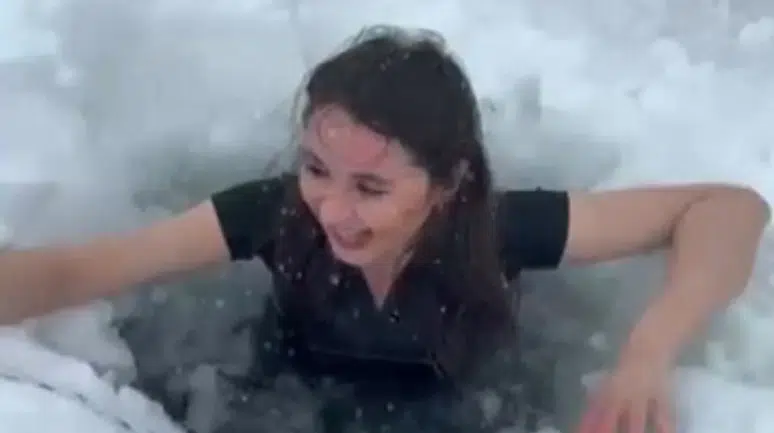 Çıldır Gölü'nde nefes kesen görüntü : Eksi 23 derecede suya girdi!