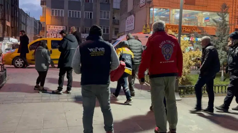 Sabah polise giderek şikayetçi olduğu iş arkadaşını akşam bıçakladı