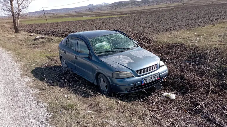 Tokat'ta kaza : Otomobil tarlaya düştü