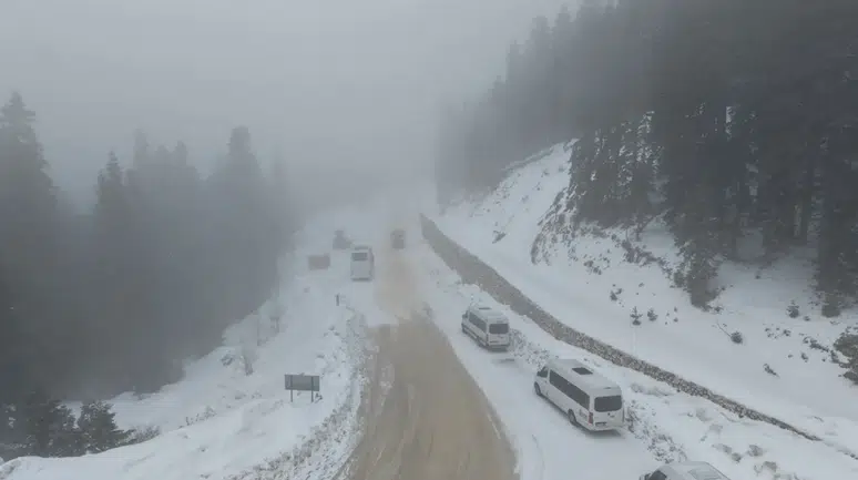 Ilgaz Dağı'nda yoğun sis ve kar yağışı etkisini sürdürüyor