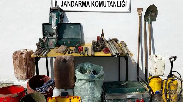 Manisa'da tarihi alanda kaçak kazı yapan  2 şüpheli gözaltına alındı