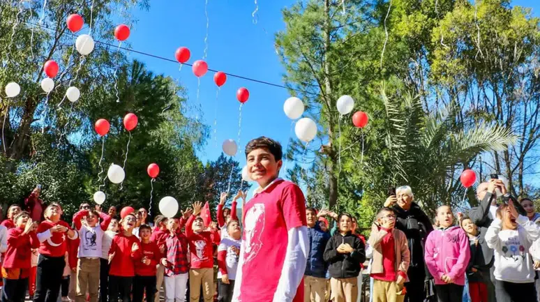 Antalya'da lösemiyi yenen 12 yaşındaki çocuk için gökyüzüne balonlar bırakıldı