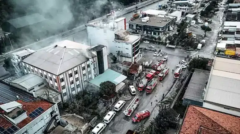 Bornova’da 5 katlı ayakkabı fabrikasında yangın