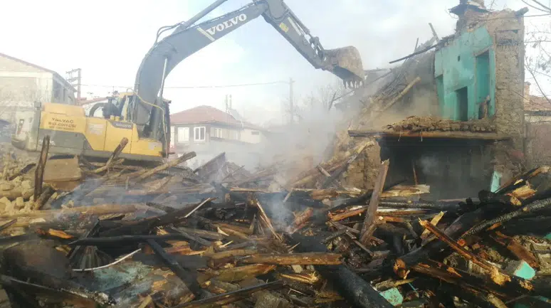 Isparta Yalvaç’ta kerpiç ev yangında tamamen kullanılamaz hale geldi