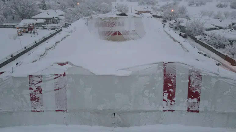 Erzincan'da kar yağışı nedeniyle halı sahanın çatısı çöktü