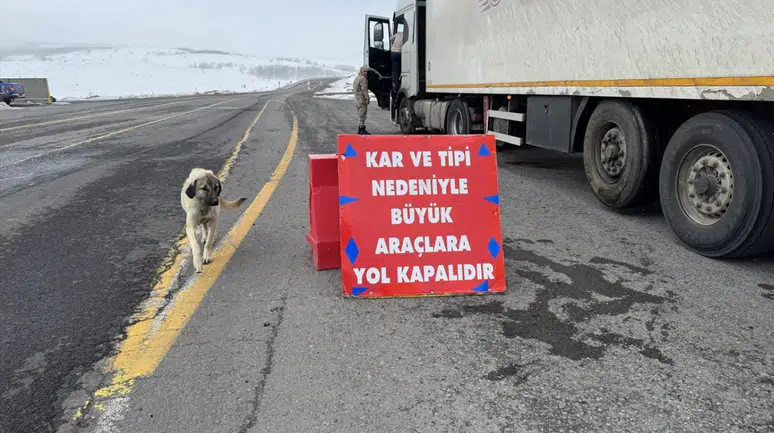 Ardahan-Şavşat kara yolu büyük araç geçişine kapatıldı
