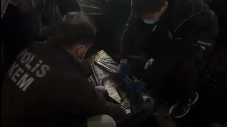 Mersin'de kömür yüklü tırın dorsesinden binlerce kaçak ürün çıktı