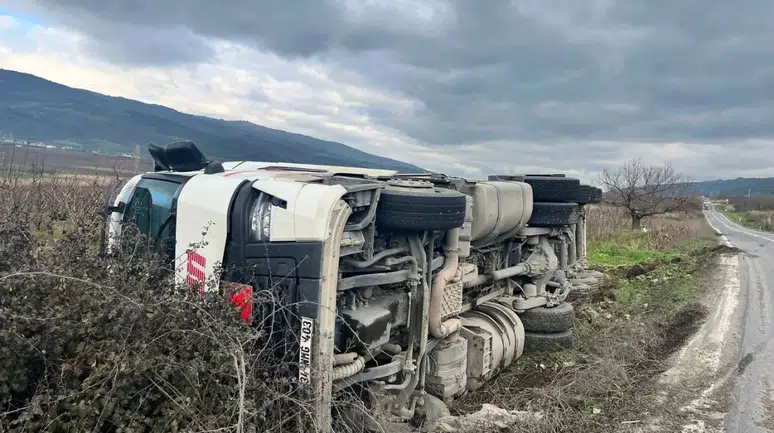Bilecik Osmaneli'de tır şarampole devrildi