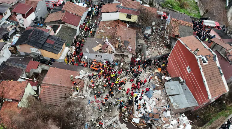 Fatih’te çöken binaların enkazında bir kişinin cansız bedenine ulaşıldı