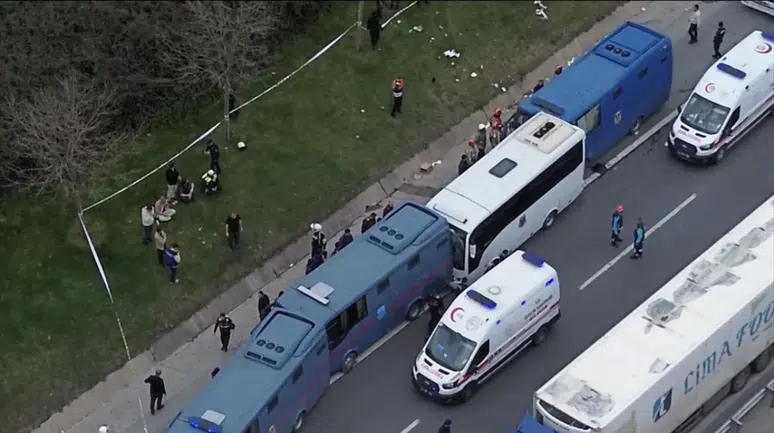 Mahmutbey'de 4 cezaevi aracı kaza yaptı : 14 jandarma yaralandı