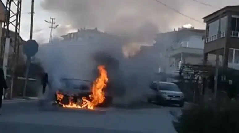 Niğde'de korkutan yangın : Park halindeki otomobil alevlere teslim oldu