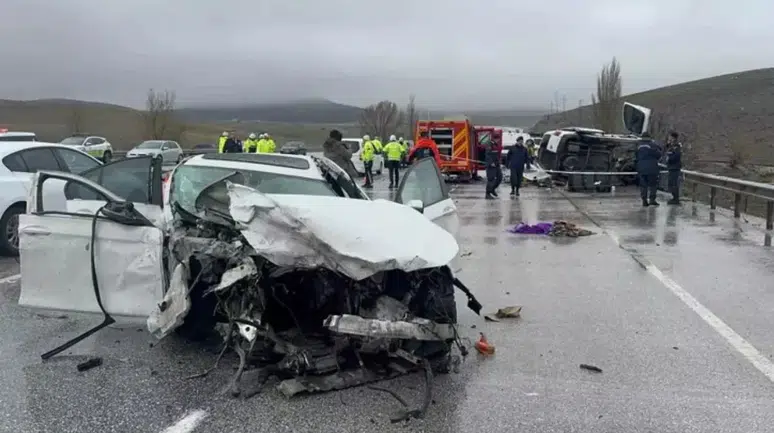 Konya'da karşı şeride geçen otomobil dehşet saçtı : Baba ve oğlu öldü , 4 kişi yaralandı