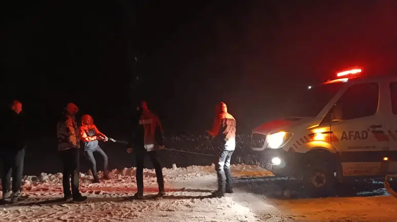 Ağrı'da kar ve tipi etkisi : Araç şarampole kaydı