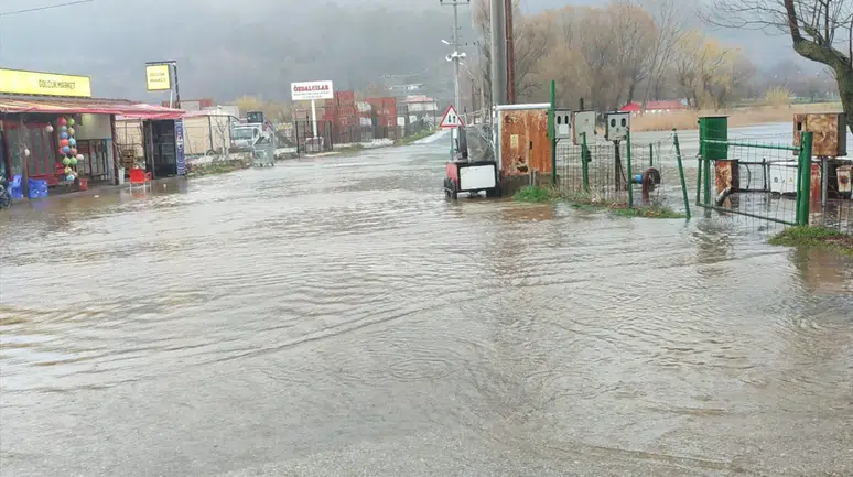 İzmir'de şiddetli sağanak nedeniyle Gölcük Gölü taştı