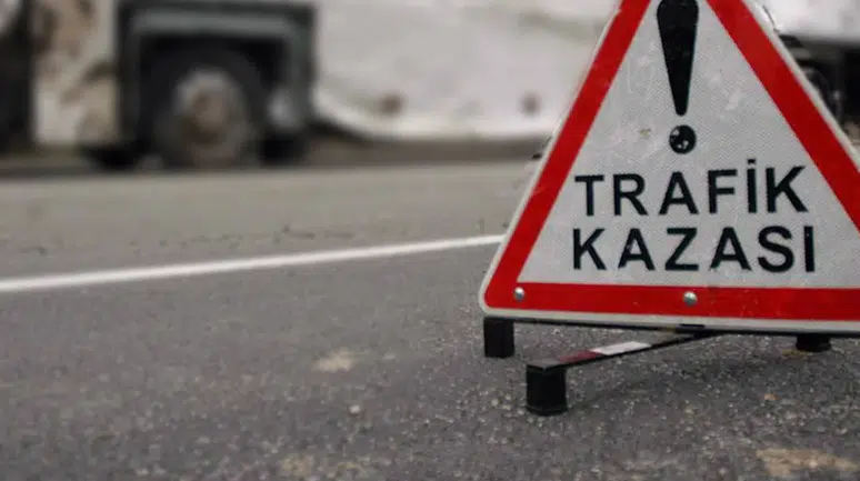 Afyonkarahisar'da kaza : Araç şarampole devrildi, 3 kişi yaralandı