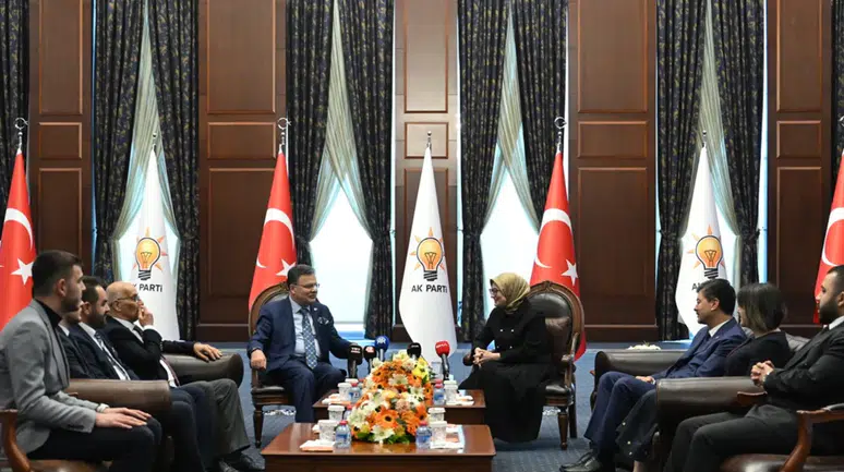 AK Parti'de bayram trafiği : 14 siyasi parti ağırlandı