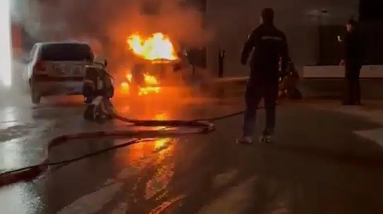 Ankara Çankaya’da şarj halindeki elektrikli otomobil alev aldı