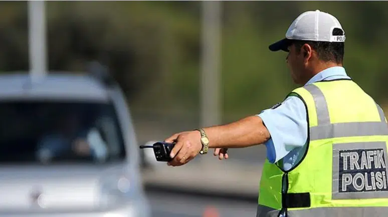 Antalya'da polisin dur ihtarına uymayan sürücüye 357 bin lira ceza !