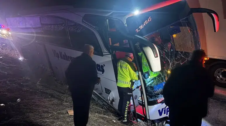 Erzincan’da yolcu otobüsü bariyerlere çarptı : 33 yolcu ölümden döndü