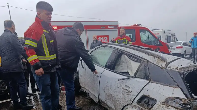 Bingöl'de otomobil şarampole devrildi : 4 kişi yaralandı