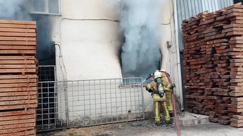 Bursa'da yangın : Kereste deposu alev alev yandı