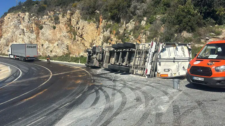 Antalya'da muz yüklü tır devrildi : Sürücü kendi imkanlarıyla çıktı