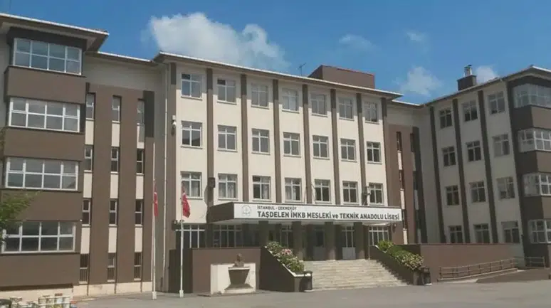 Çekmeköy'de 17 yaşındaki öğrencinin bıçakladığı öğretmen hayatını kaybetti