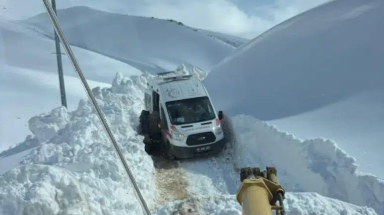 Ağrı'da karla mücadele : Kar nedeniyle mahsur kalan hasta kurtarıldı