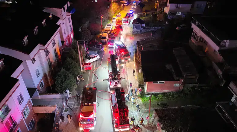 Kocaeli'de 2 katlı evin çatısında korkutan yangın