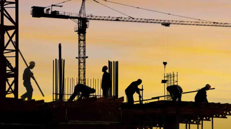 Antalya'da bir işçi inşaattan düşüp, hayatını kaybetti