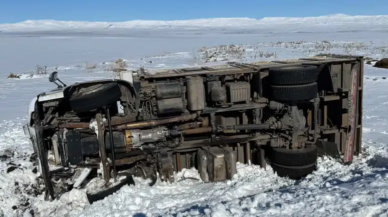 Kars’ta kamyon şarampole devrildi : Sürücü yaralandı
