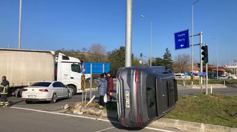 Edirne İpsala’da iki otomobil çarpıştı : 4 yaralı
