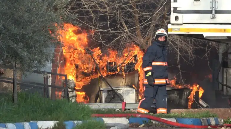 Kilis'te bir STK'ya ait prefabrik yapıda yangın çıktı