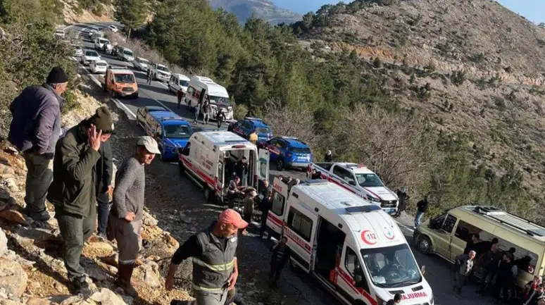 Mersin'de işçi servisi faciası : 3 ölü, 11 yaralı