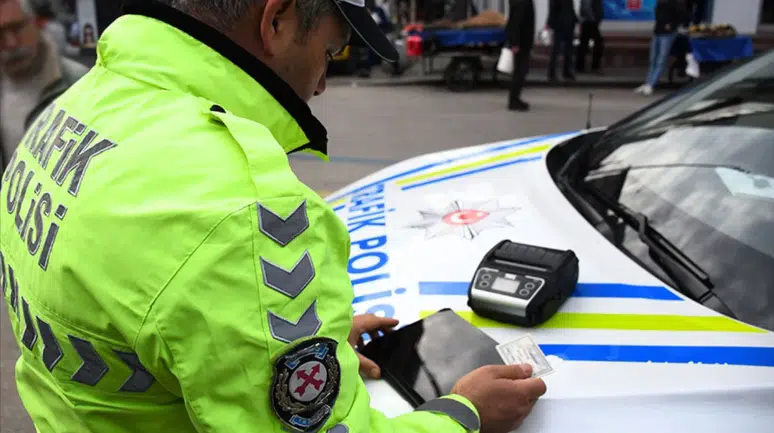 İzmir'de trafiği tehlikeye atan motosiklet sürücüsüne 57 bin TL ceza yazıldı
